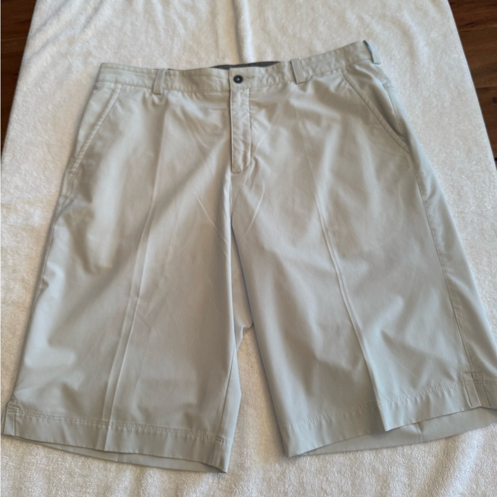 Men’s Nike golf shorts. Excellent condition. Size 34.